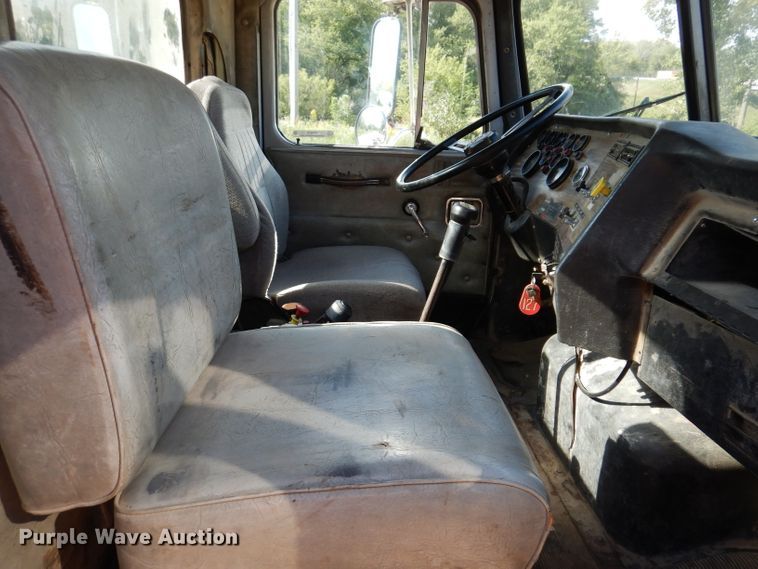 image for item IN9975 1992 Western Star 4864F  truck cab and chassis
