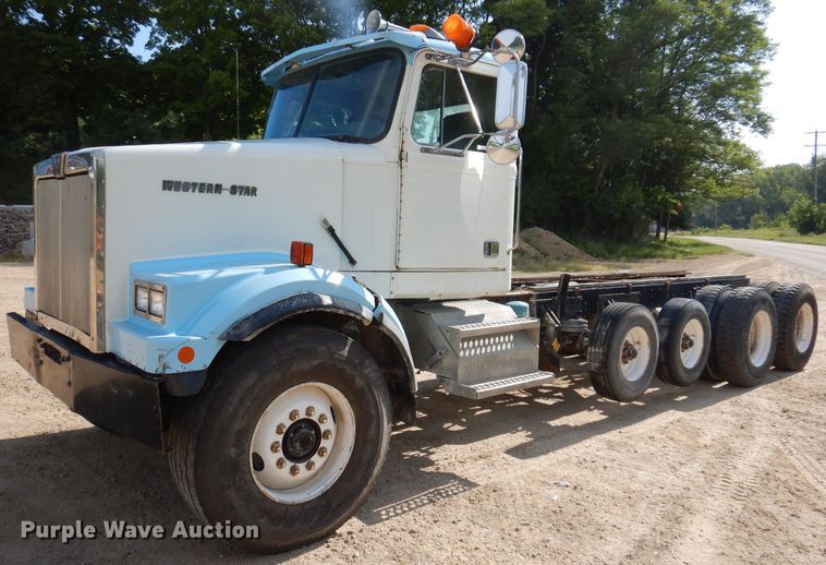 image for item IN9976 1992 Western Star 4864F  truck cab and chassis