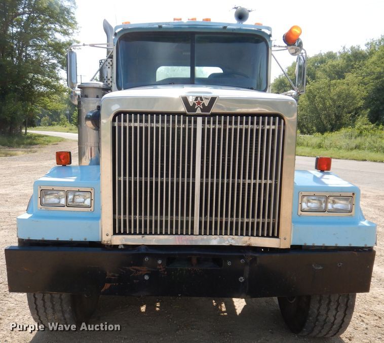 image for item IN9976 1992 Western Star 4864F  truck cab and chassis