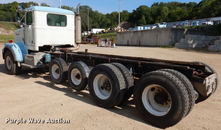 image for item IN9976 1992 Western Star 4864F  truck cab and chassis