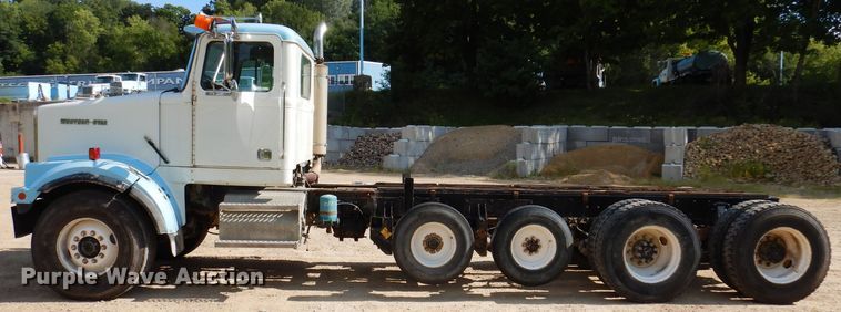 image for item IN9976 1992 Western Star 4864F  truck cab and chassis