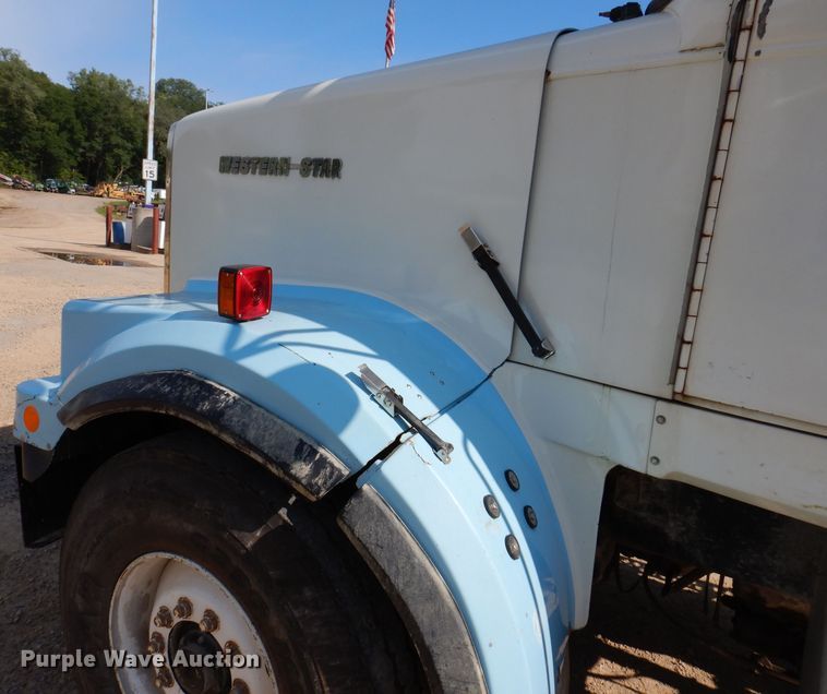 image for item IN9976 1992 Western Star 4864F  truck cab and chassis