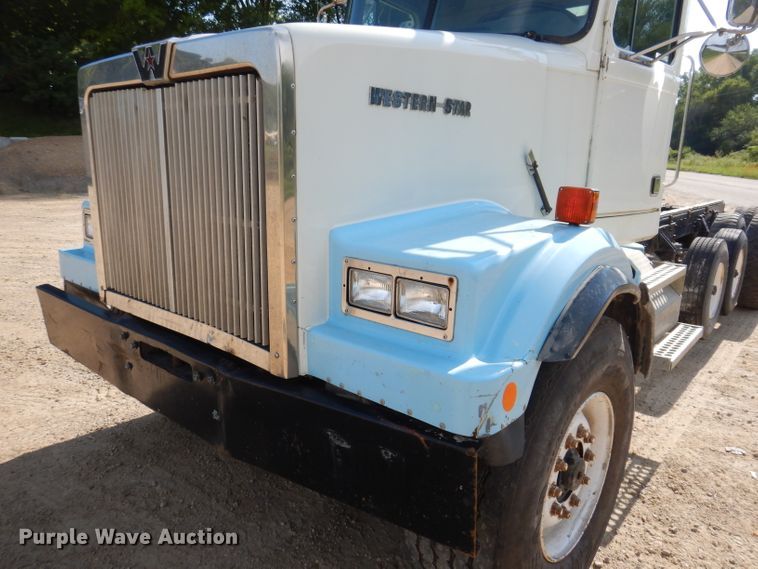 image for item IN9976 1992 Western Star 4864F  truck cab and chassis