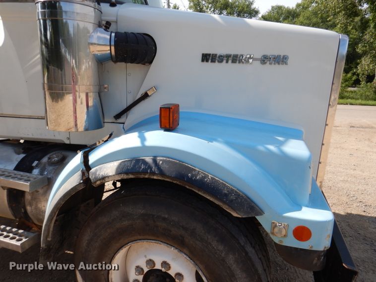 image for item IN9976 1992 Western Star 4864F  truck cab and chassis