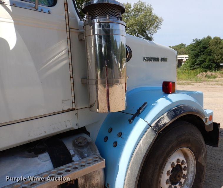 image for item IN9976 1992 Western Star 4864F  truck cab and chassis