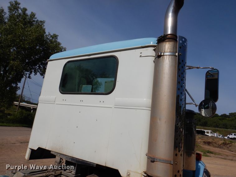 image for item IN9976 1992 Western Star 4864F  truck cab and chassis