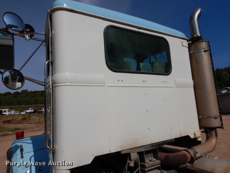 image for item IN9976 1992 Western Star 4864F  truck cab and chassis