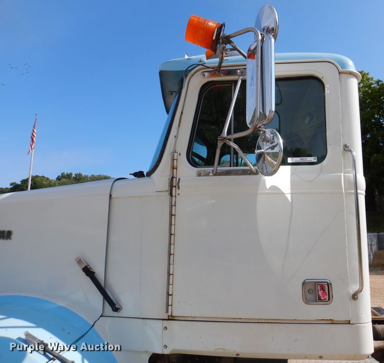 image for item IN9976 1992 Western Star 4864F  truck cab and chassis