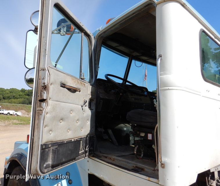 image for item IN9976 1992 Western Star 4864F  truck cab and chassis