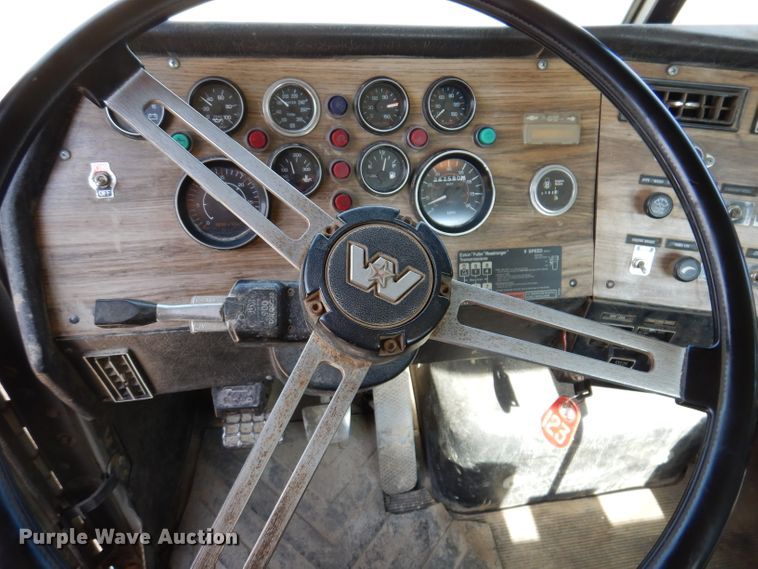 image for item IN9976 1992 Western Star 4864F  truck cab and chassis