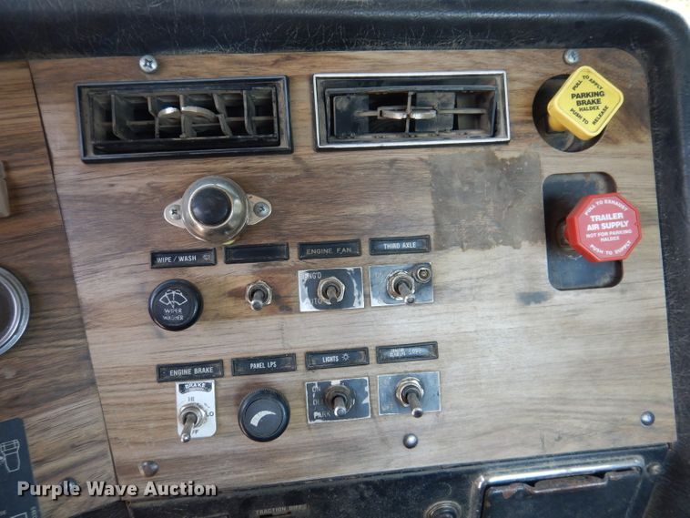 image for item IN9976 1992 Western Star 4864F  truck cab and chassis