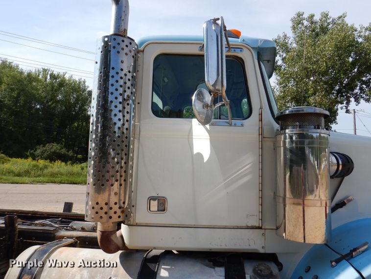 image for item IN9976 1992 Western Star 4864F  truck cab and chassis