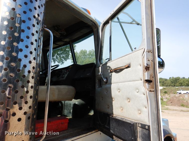 image for item IN9976 1992 Western Star 4864F  truck cab and chassis