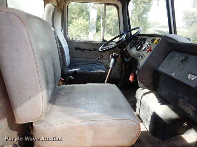 image for item IN9976 1992 Western Star 4864F  truck cab and chassis