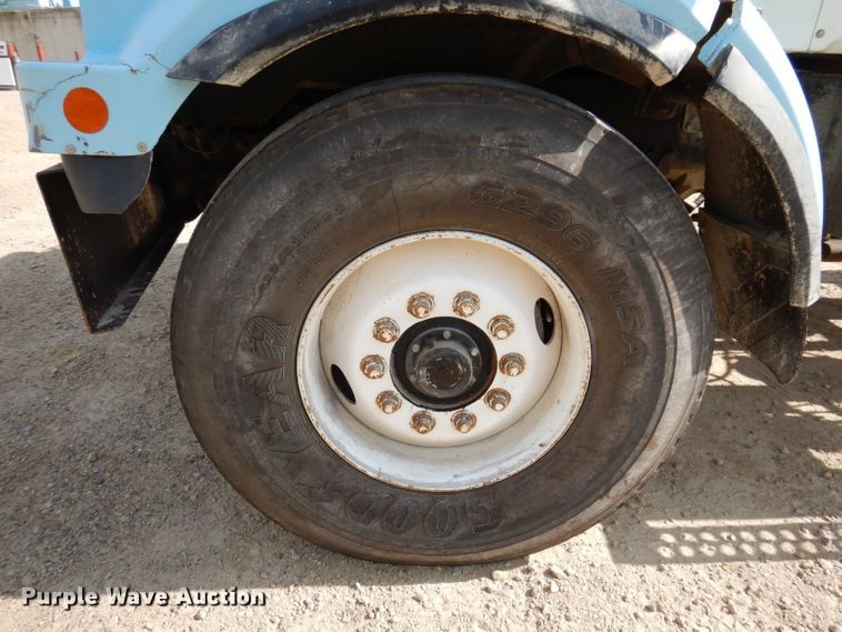 image for item IN9976 1992 Western Star 4864F  truck cab and chassis