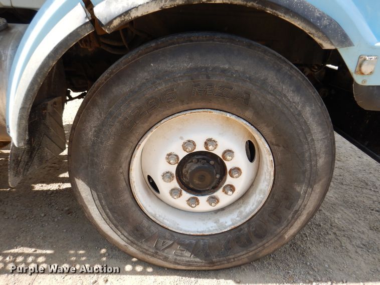 image for item IN9976 1992 Western Star 4864F  truck cab and chassis