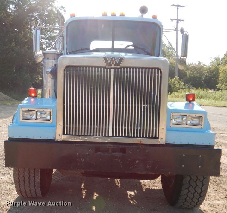 image for item IN9977 1992 Western Star 4864F  truck cab and chassis