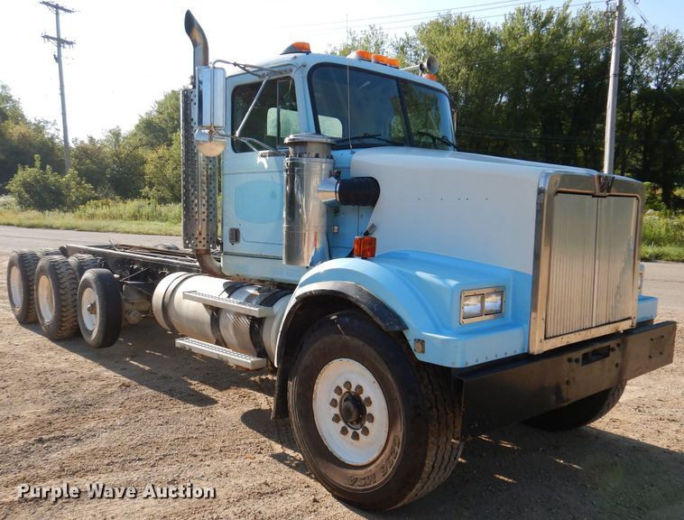 image for item IN9977 1992 Western Star 4864F  truck cab and chassis