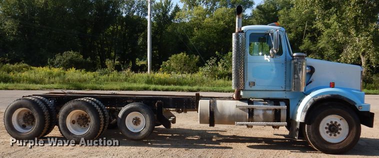 image for item IN9977 1992 Western Star 4864F  truck cab and chassis