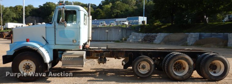 image for item IN9977 1992 Western Star 4864F  truck cab and chassis