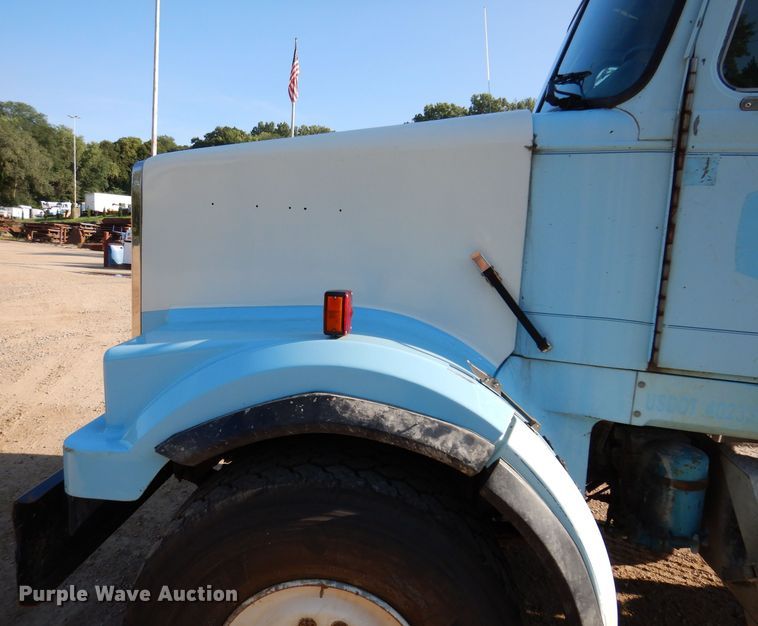 image for item IN9977 1992 Western Star 4864F  truck cab and chassis