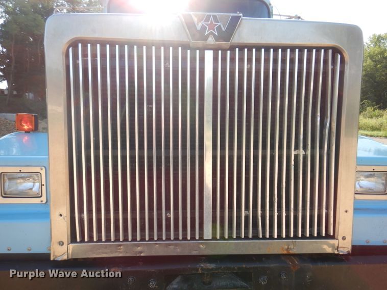 image for item IN9977 1992 Western Star 4864F  truck cab and chassis