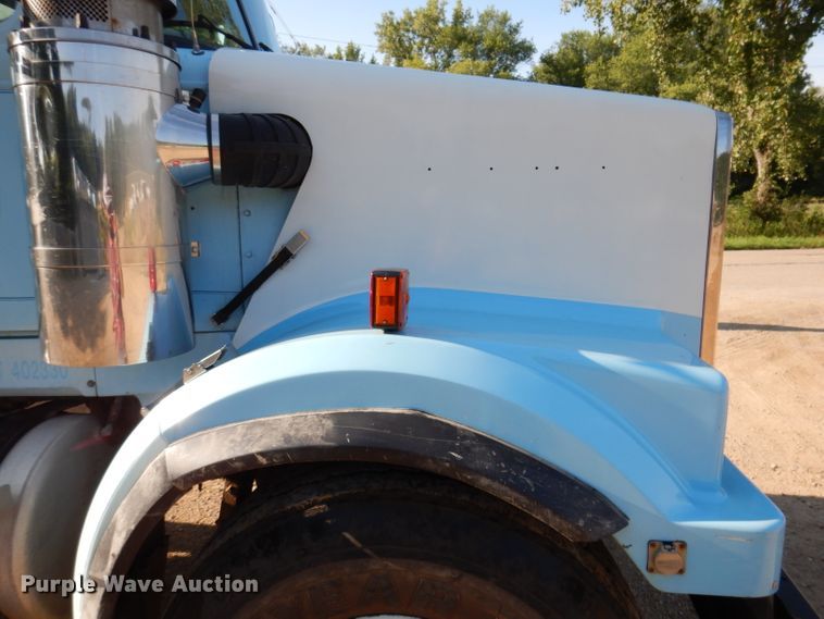 image for item IN9977 1992 Western Star 4864F  truck cab and chassis