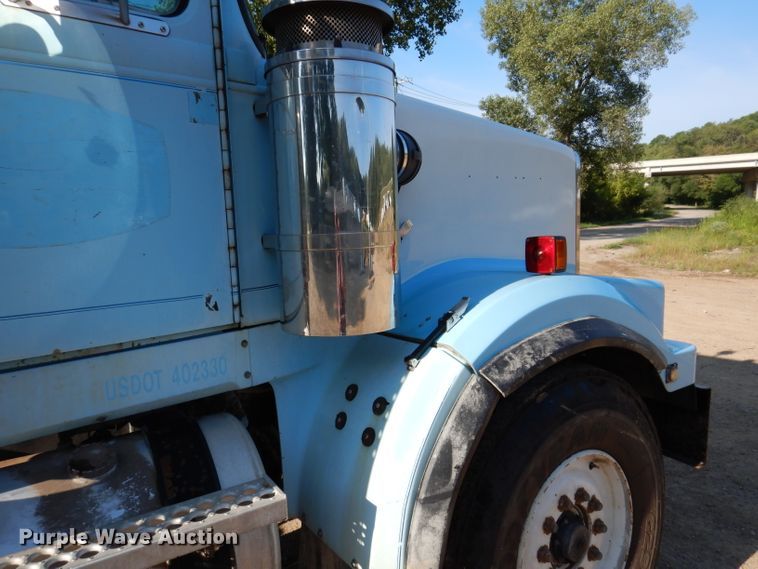 image for item IN9977 1992 Western Star 4864F  truck cab and chassis