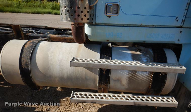 image for item IN9977 1992 Western Star 4864F  truck cab and chassis