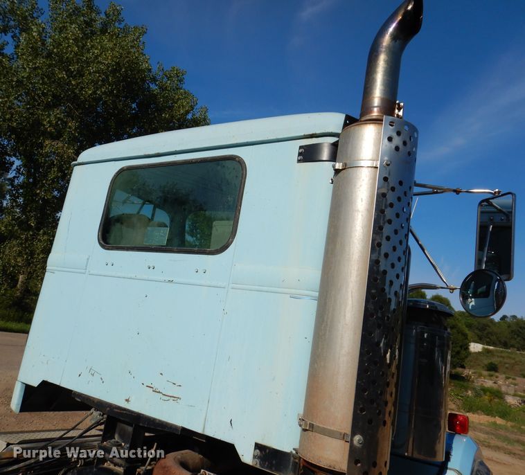 image for item IN9977 1992 Western Star 4864F  truck cab and chassis