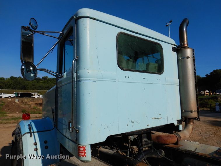 image for item IN9977 1992 Western Star 4864F  truck cab and chassis