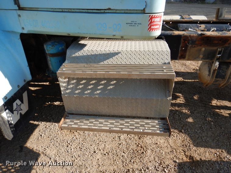 image for item IN9977 1992 Western Star 4864F  truck cab and chassis