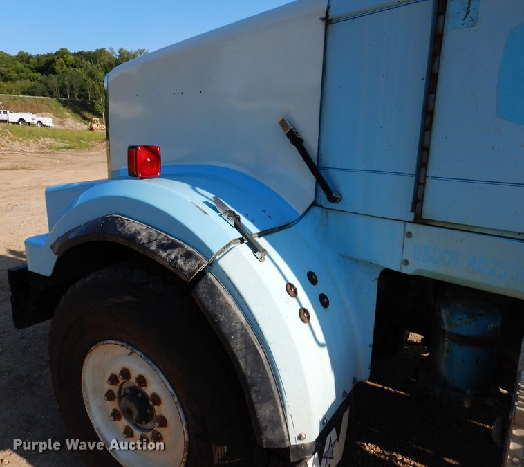 image for item IN9977 1992 Western Star 4864F  truck cab and chassis