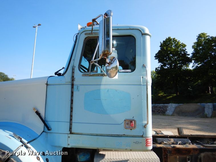 image for item IN9977 1992 Western Star 4864F  truck cab and chassis