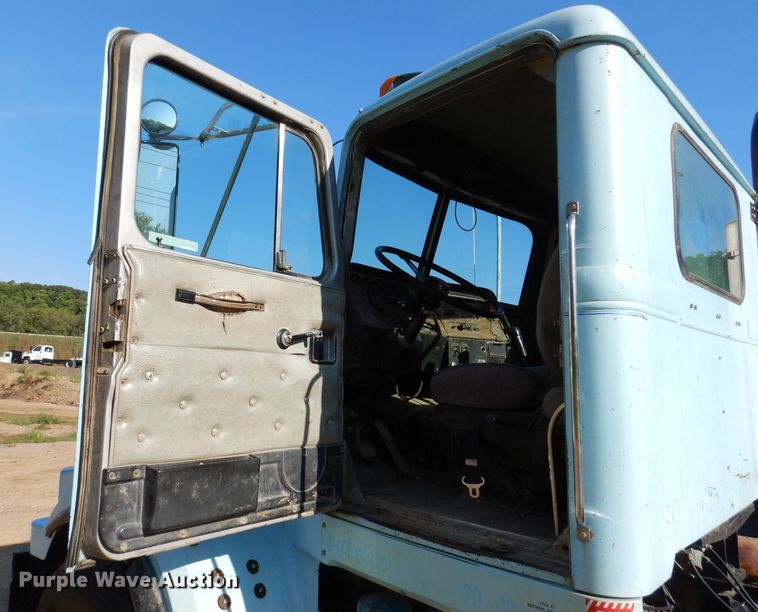 image for item IN9977 1992 Western Star 4864F  truck cab and chassis