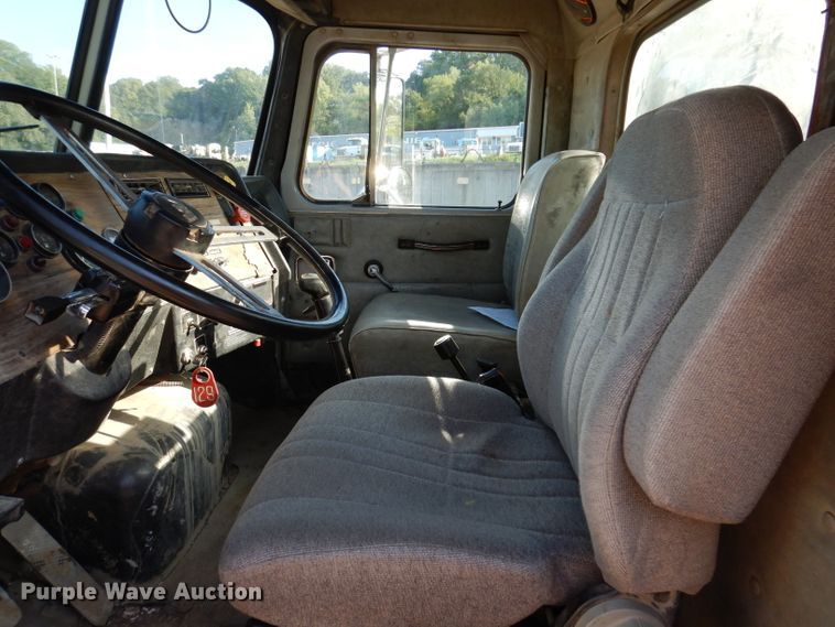 image for item IN9977 1992 Western Star 4864F  truck cab and chassis