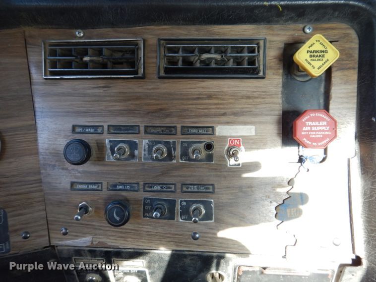 image for item IN9977 1992 Western Star 4864F  truck cab and chassis