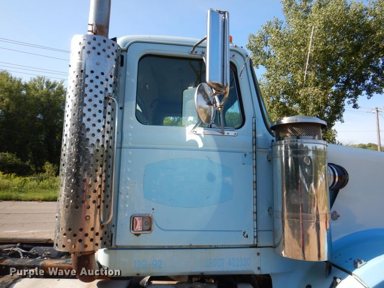 image for item IN9977 1992 Western Star 4864F  truck cab and chassis