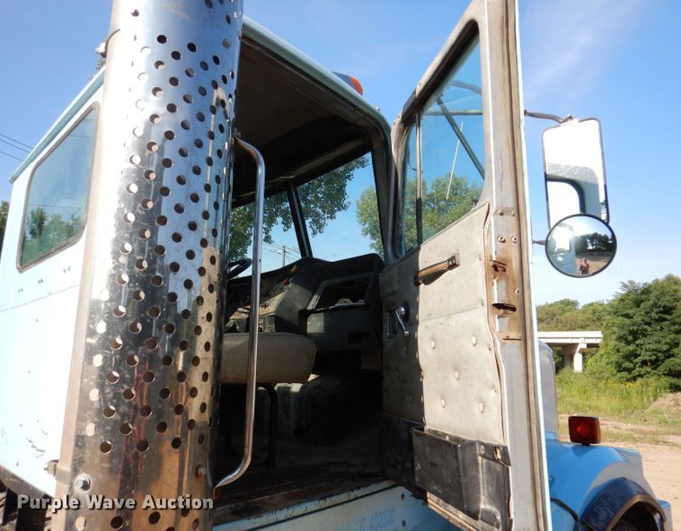 image for item IN9977 1992 Western Star 4864F  truck cab and chassis