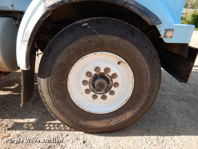 image for item IN9977 1992 Western Star 4864F  truck cab and chassis