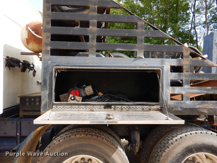 image for item IN9978 1996 Peterbilt 377  toter truck