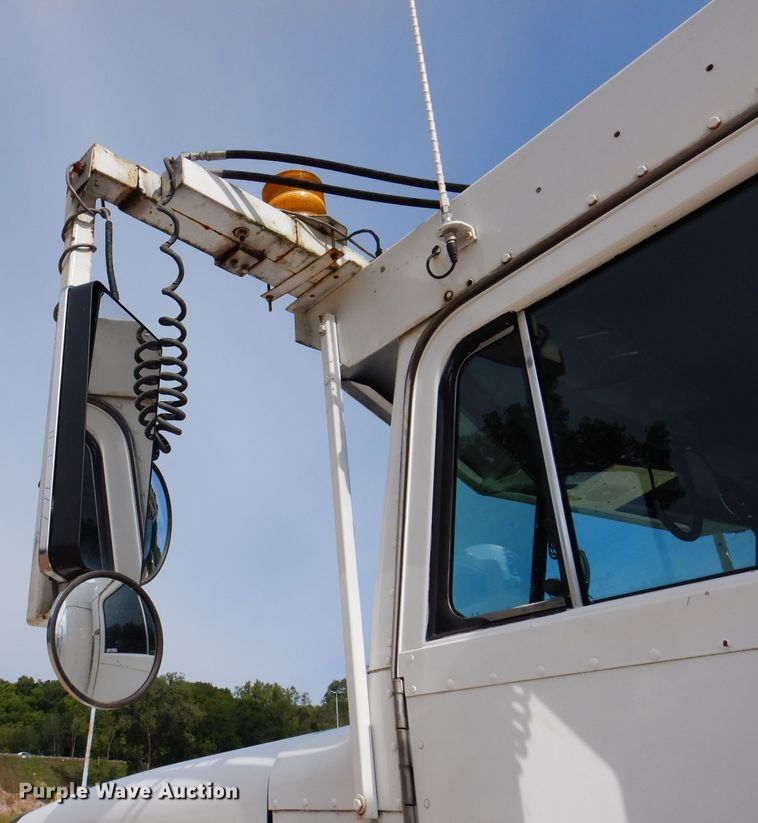 image for item IN9978 1996 Peterbilt 377  toter truck