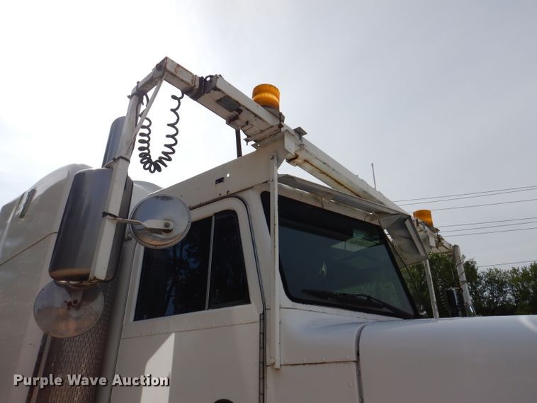 image for item IN9978 1996 Peterbilt 377  toter truck