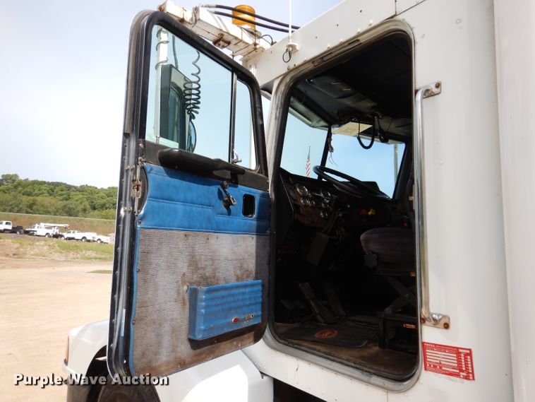 image for item IN9978 1996 Peterbilt 377  toter truck