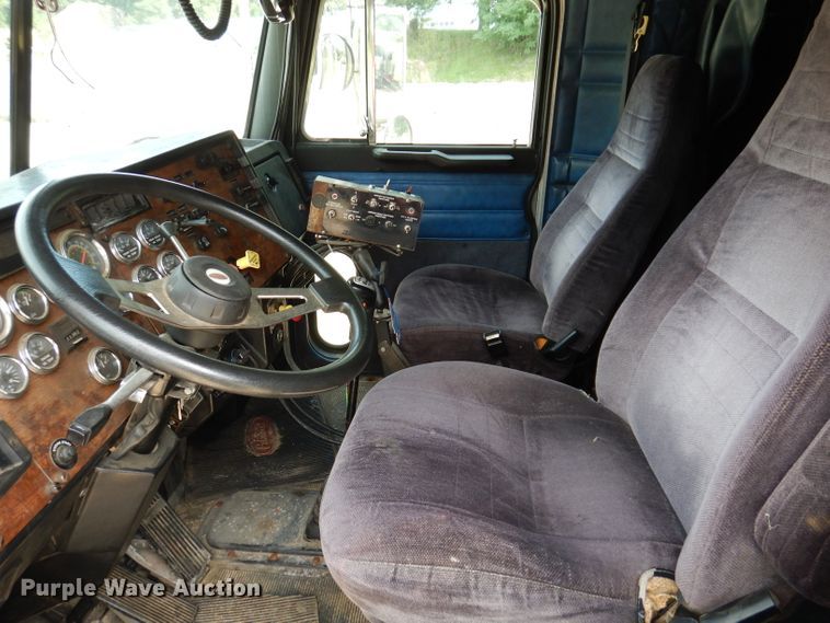 image for item IN9978 1996 Peterbilt 377  toter truck