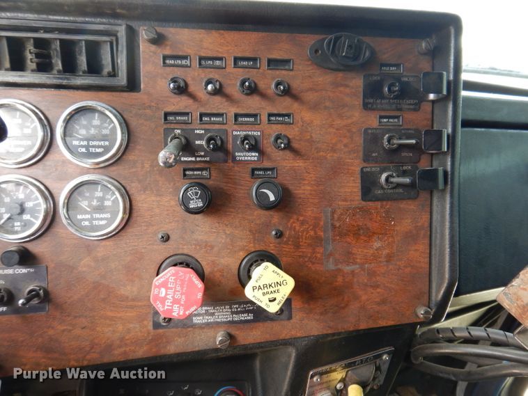 image for item IN9978 1996 Peterbilt 377  toter truck