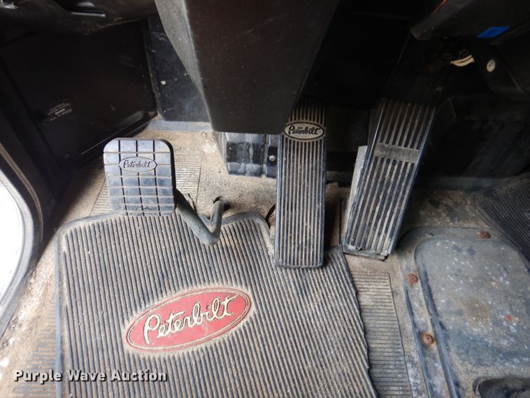 image for item IN9978 1996 Peterbilt 377  toter truck