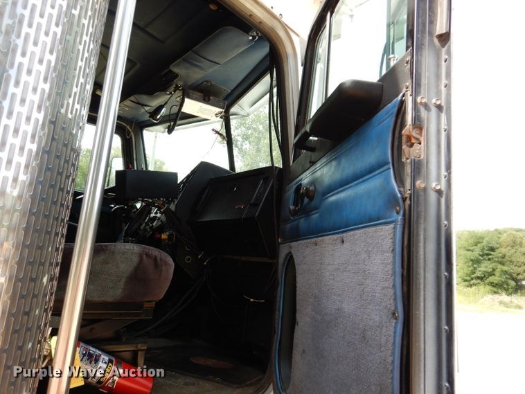image for item IN9978 1996 Peterbilt 377  toter truck