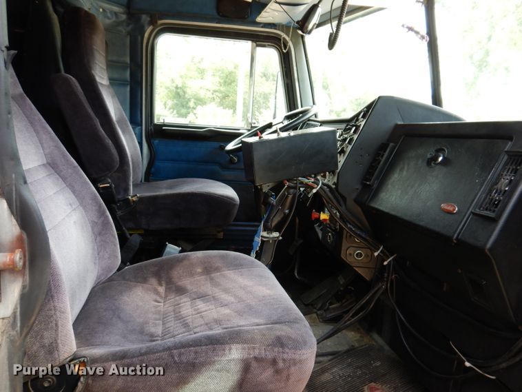 image for item IN9978 1996 Peterbilt 377  toter truck