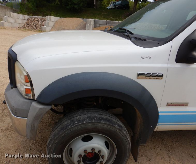 image for item IN9979 2006 Ford F550  utility / service truck